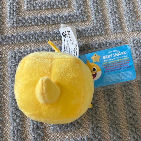 Baby Shark Singing Plush Cube - Picture 3 of 4